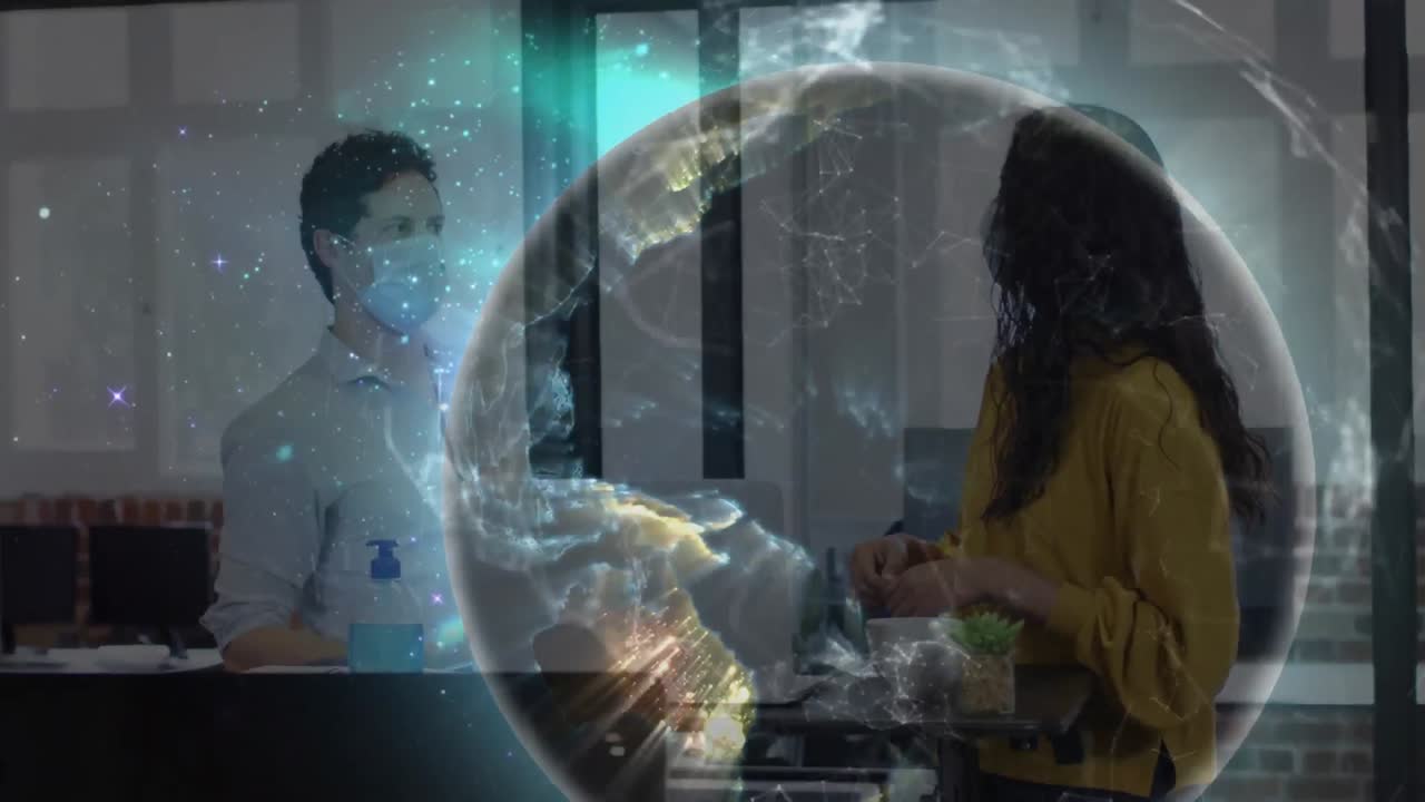 animación de una red de comunicación global brillante sobre un hombre y una mujer con máscaras faciales hablando en la oficina