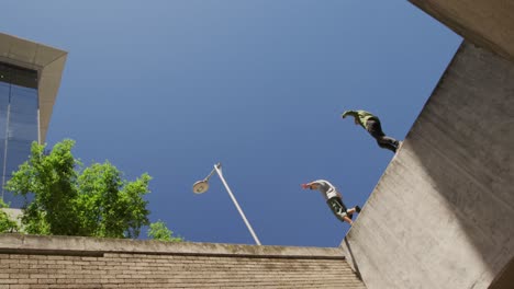 Kaukasische-Männer-üben-Parkour