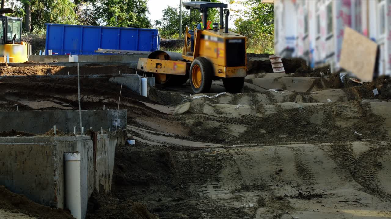 ingeniero nivelando el suelo con un rodillo de carretera