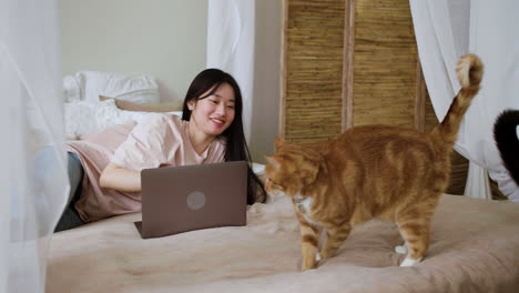 Woman-with-cats-in-bed