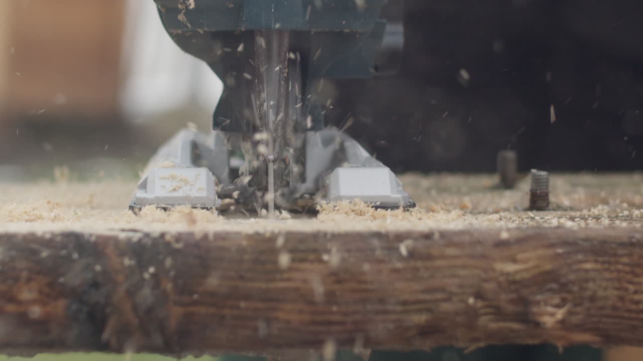 primer plano de madera cortada por una sierra de calar en cámara lenta