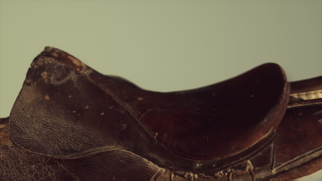 vieja silla de caballo de doma de cuero vintage usada