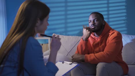 Un-Hombre-Negro-Con-Problemas-Psicológicos-Busca-Ayuda-De-Un-Psiquiatra.