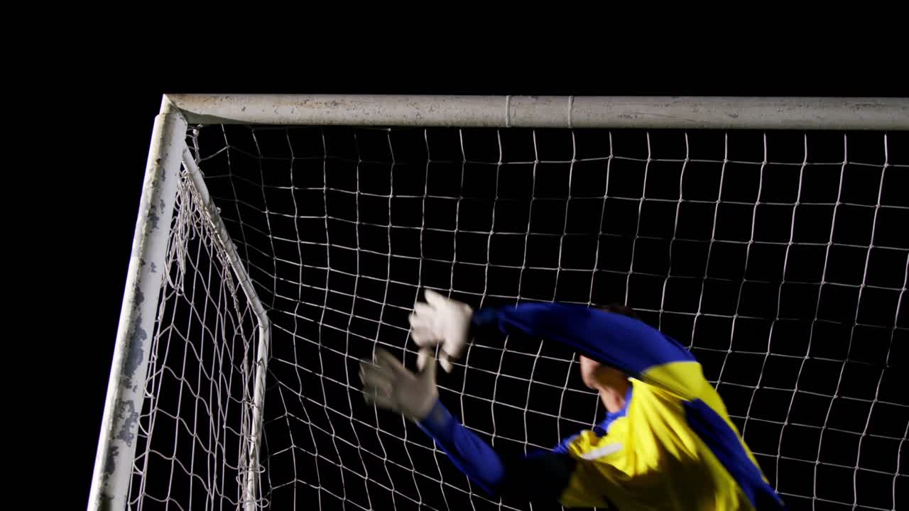portero atrapando una pelota de fútbol 4k