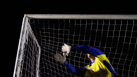 portero atrapando una pelota de fútbol 4k