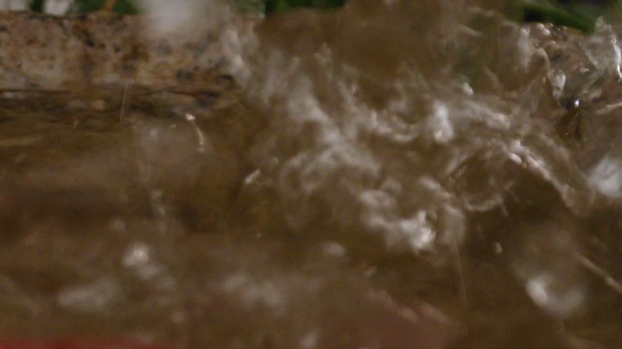 분수에 물이 튀다, 클로즈업