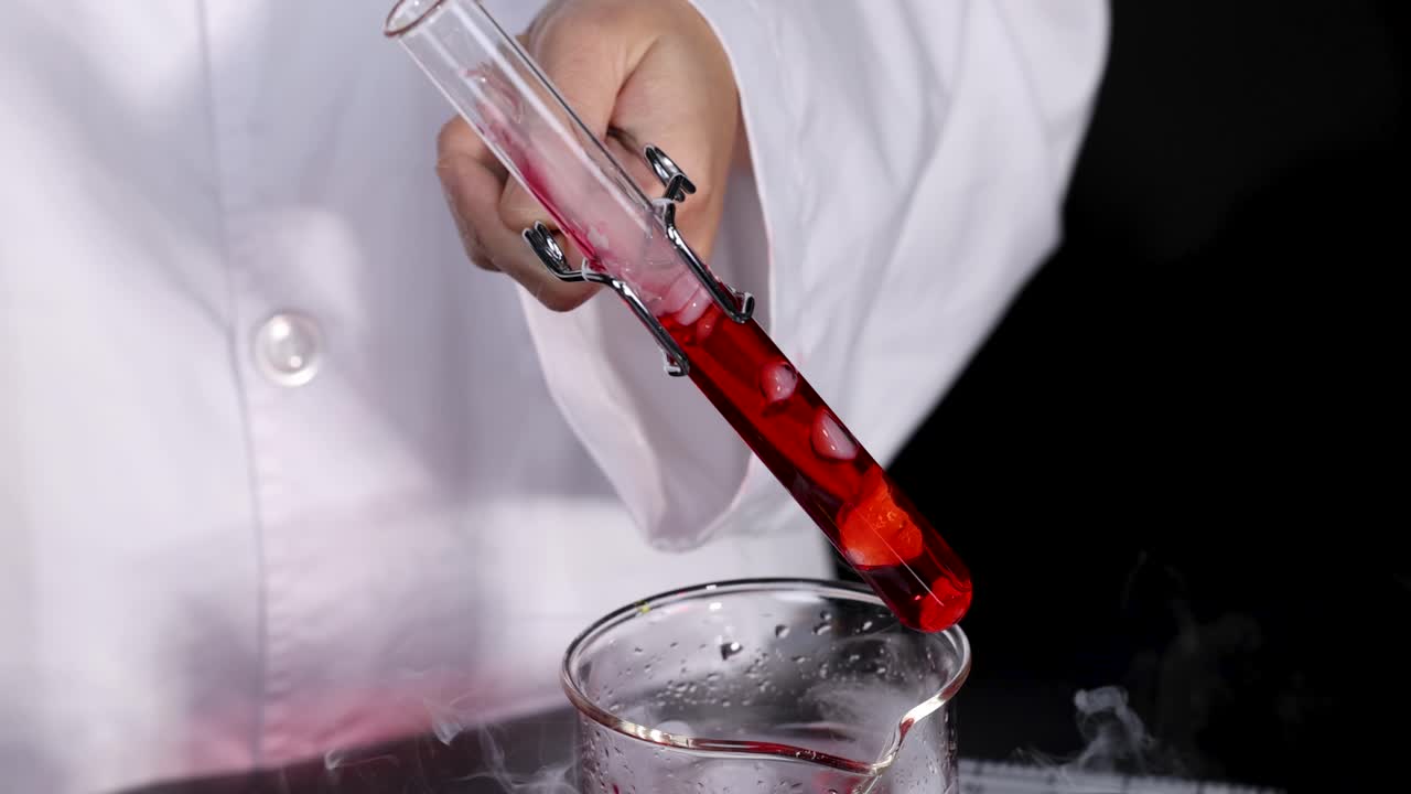 화학 반응과 연기가 형성되는 것을 증명하는 실험