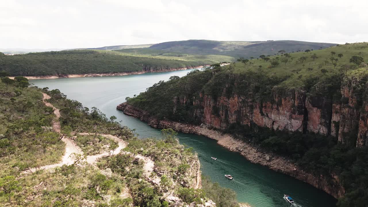 imágenes cinematográficas de drones - volando de lado sobre el río mostrando montañas en minas gerais en brasil