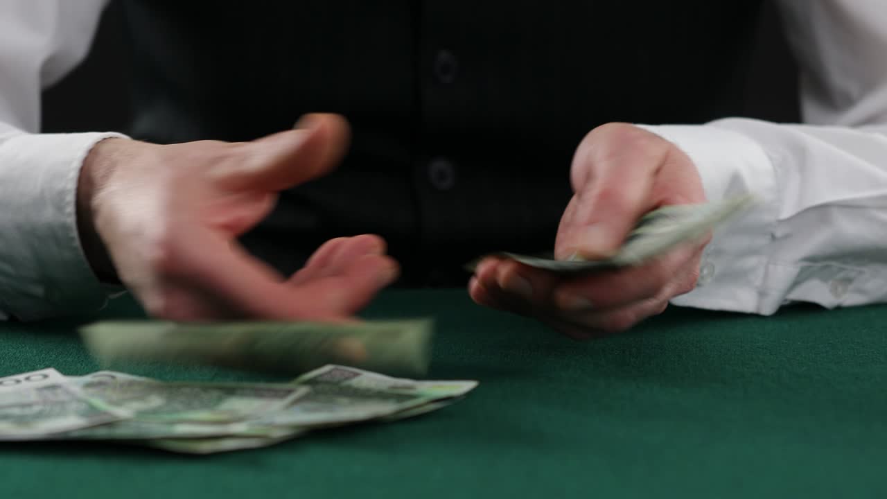 Mand tæller polske Zloty på et bord. En mand i forretningsskjorte tæller polske penge. Mandens hænder tæller polske pengesedler.