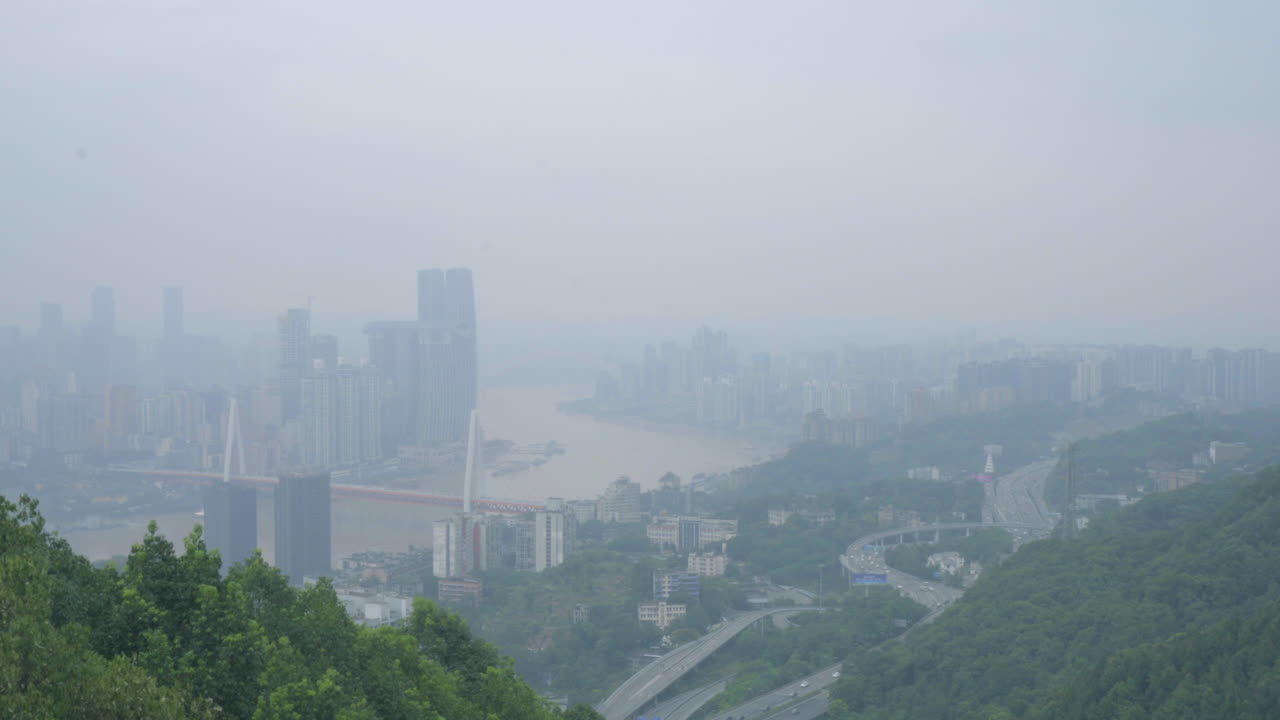 충칭 중심부에 홍수가 일어나고 있습니다.