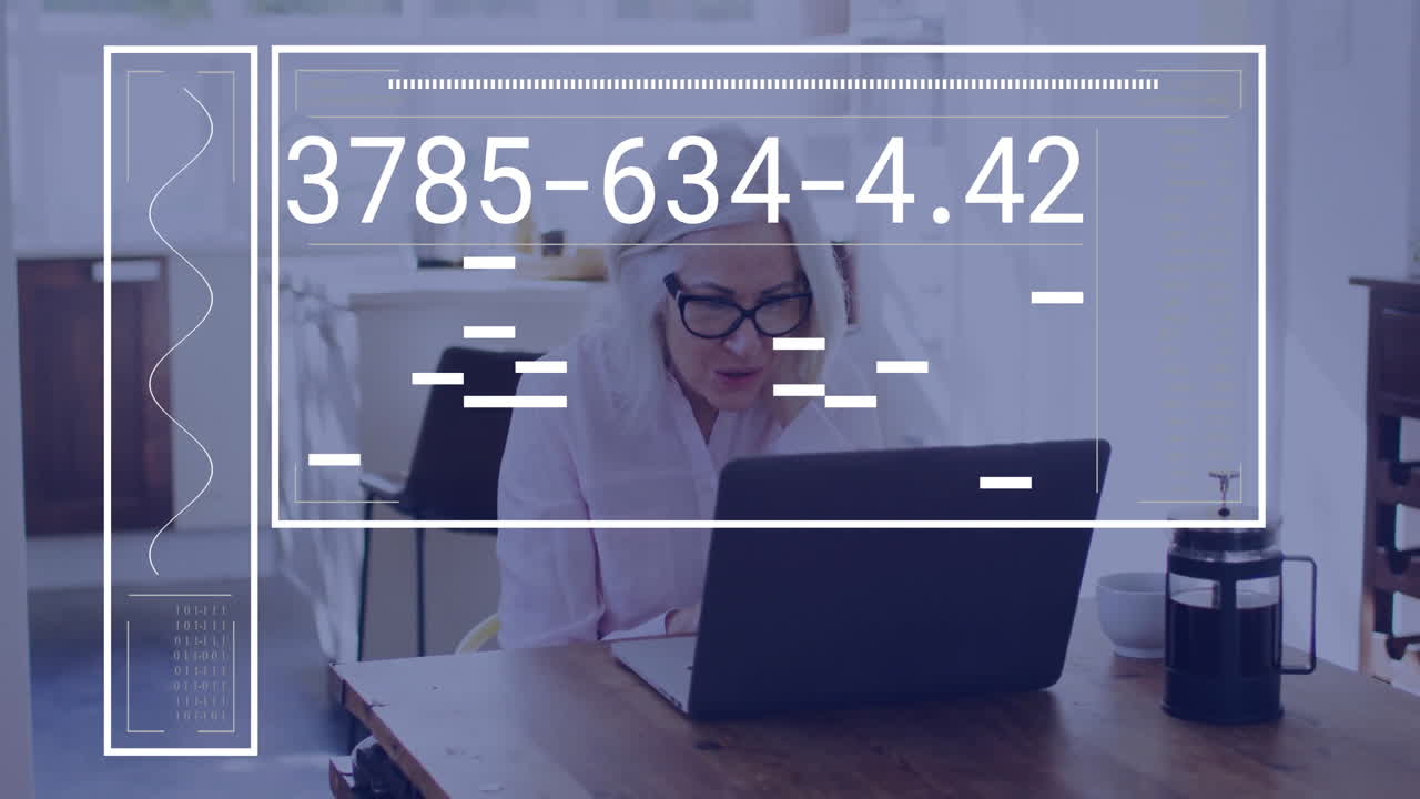 animación del procesamiento de datos financieros sobre una mujer caucásica mayor usando una computadora portátil