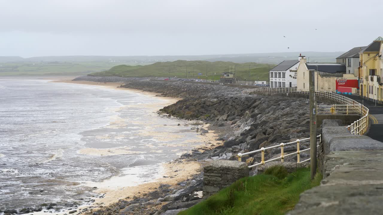 Stormfulde bølger ved Lahinch by og kystby ved Liscannor Bay i County Clare, Irland. Statisk optagelse