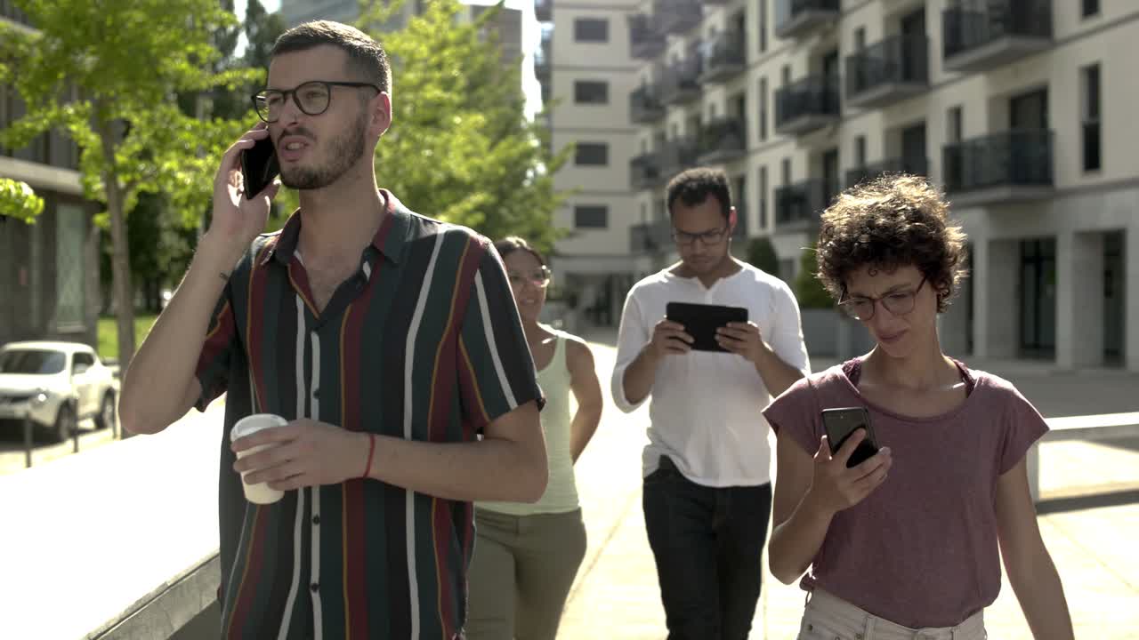 jóvenes enfocados con dispositivos digitales
