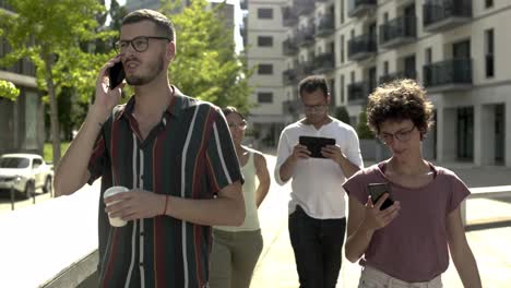 Fokussierte-Junge-Menschen-Mit-Digitalen-Geräten