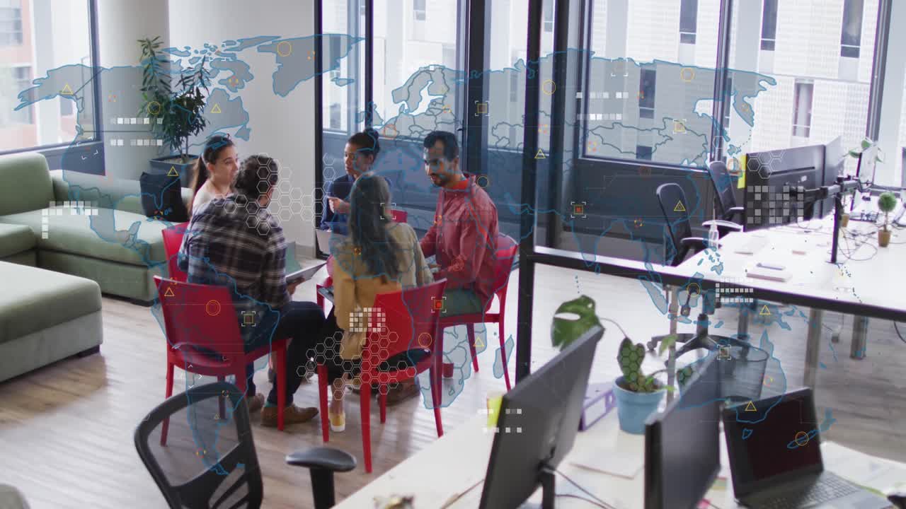 animación del mapa del mundo y procesamiento de datos contra diversos colegas discutiendo juntos en la oficina.