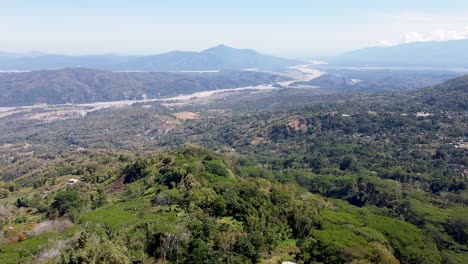 Elevación-Aérea-Sobre-El-Vasto-Paisaje-Boscoso-Del-Desierto-Con-La-Montaña-Mt-Ramelau-En-El-Distrito-De-Ermera,-Región-Cafetalera,-Timor-Leste,-Sudeste-De-Asia