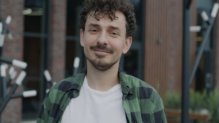 Il ritratto di un uomo sorridente
