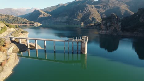 Lufttour-über-Den-Canales-Stausee-Und-Das-Castillo-De-Canales-In-Guejar,-Spanien