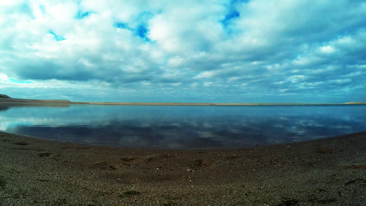 aguas tranquilas en el estuario de la playa de foz do arelho en portugal