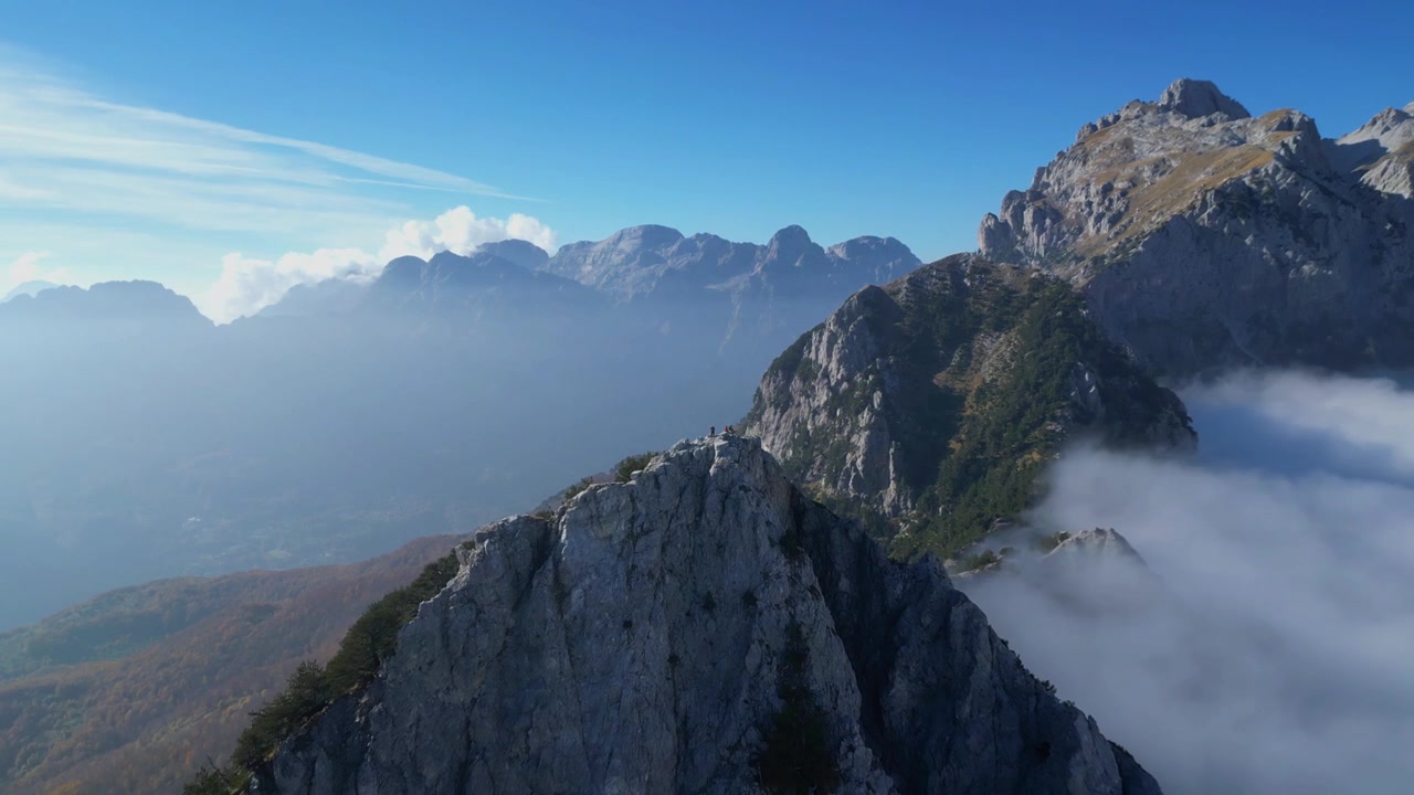 Video aereo panoramico del leggendario sentiero escursionistico tra Theth e Valbona nell'Albania settentrionale