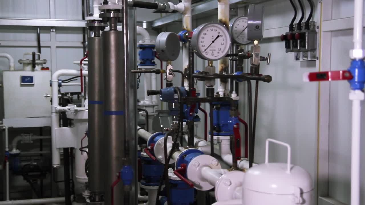 máquinas y equipos industriales en una sala de control