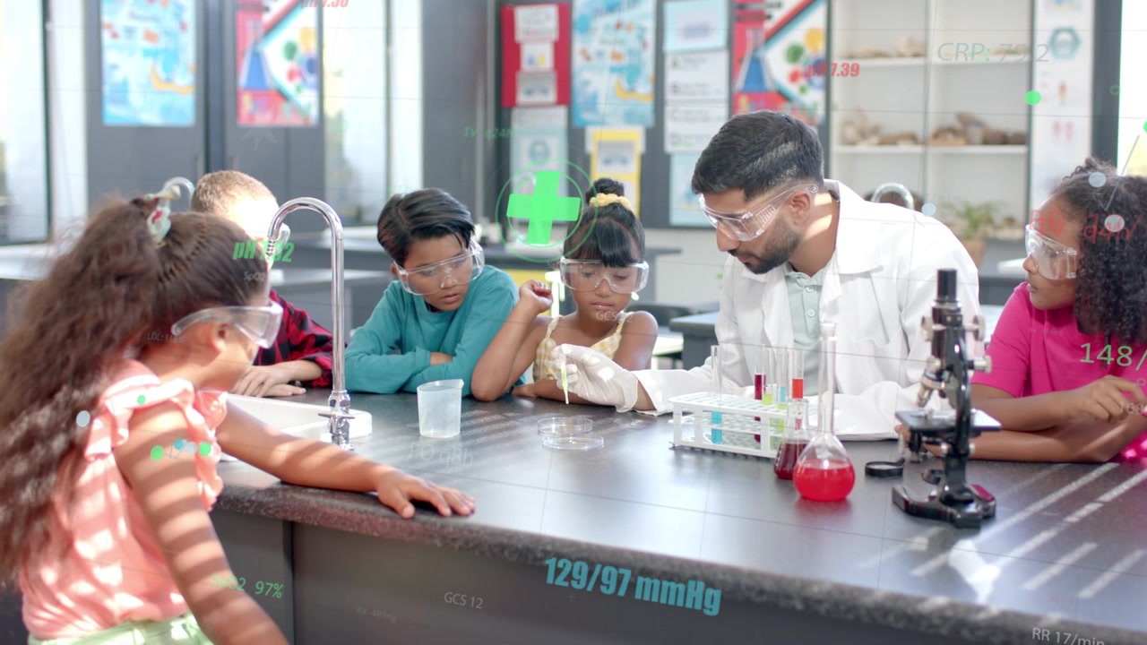 Istruttore che guida uno studente al centro che pipetta in un laboratorio scientifico, mostrando la tecnica mentre i bambini guardano.