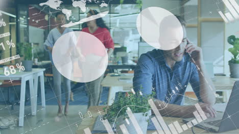 animación del procesamiento de datos sobre diversas personas de negocios que trabajan en la oficina