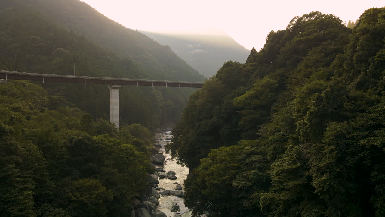 río y montañas justo después del atardecer en el japón rural en la isla de shikoku en la prefectura de tokushima