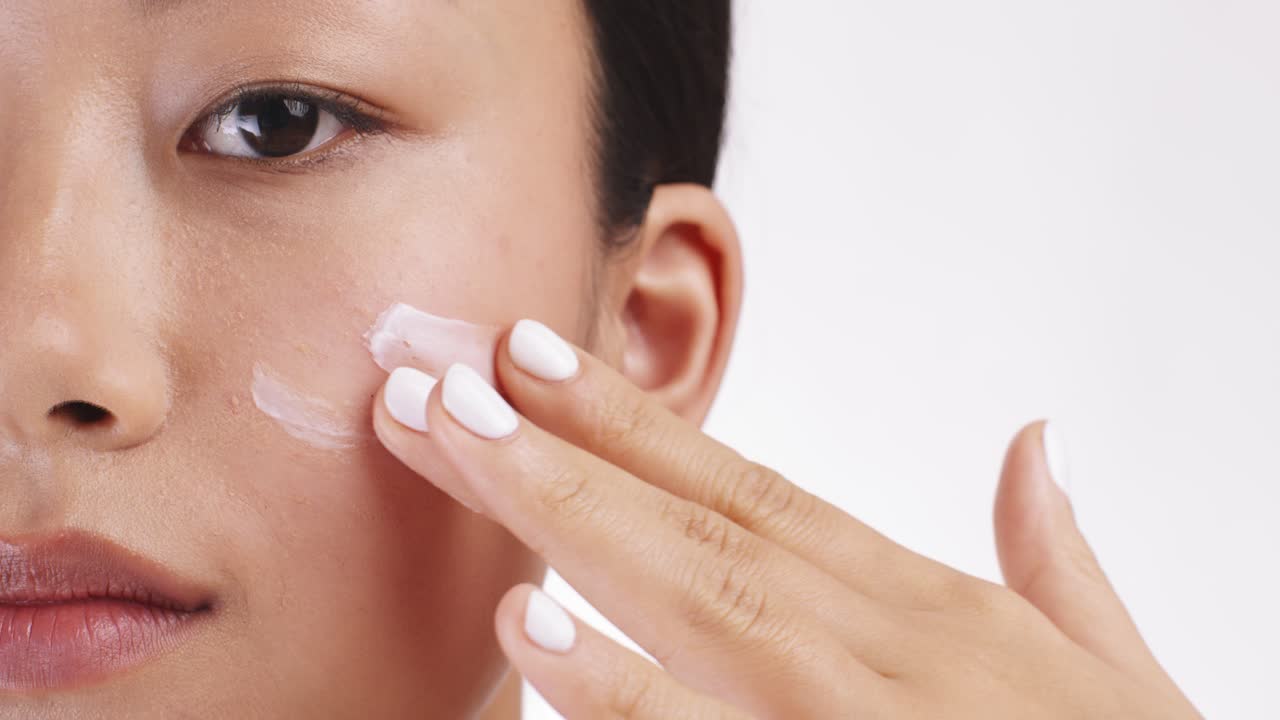 얼굴 크림을 적용하는 여자