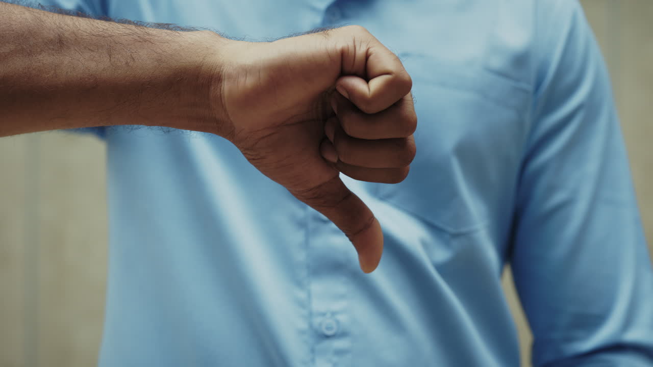 gesto del pulgar hacia abajo