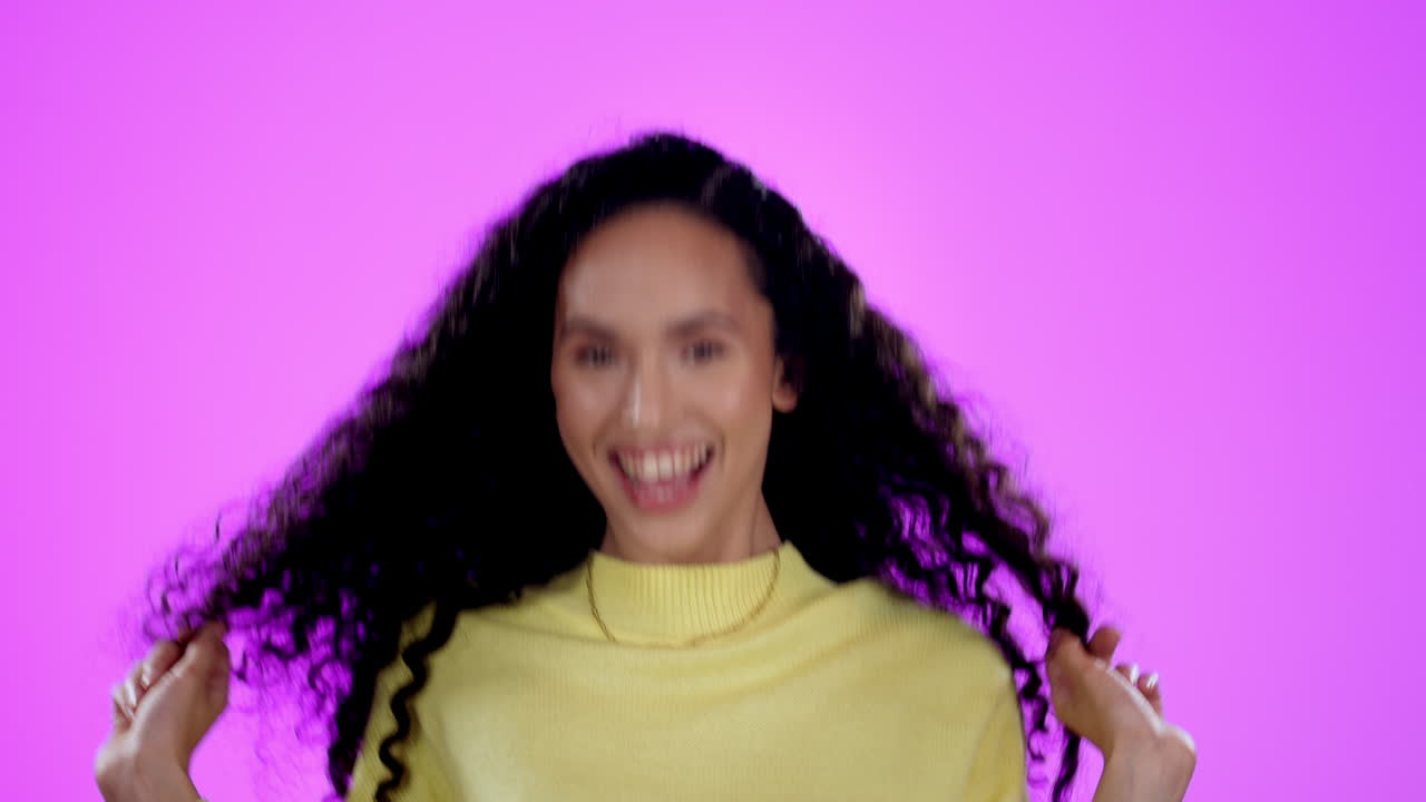 cabello, baile y retrato de mujer con amor propio