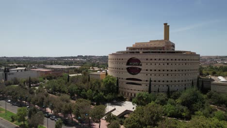 Vista-Aérea-Del-Edificio-Y-El-Río-De-Sevilla