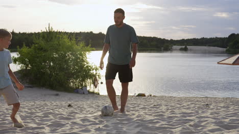 Vater-Und-Söhne-Spielen-Am-Strand