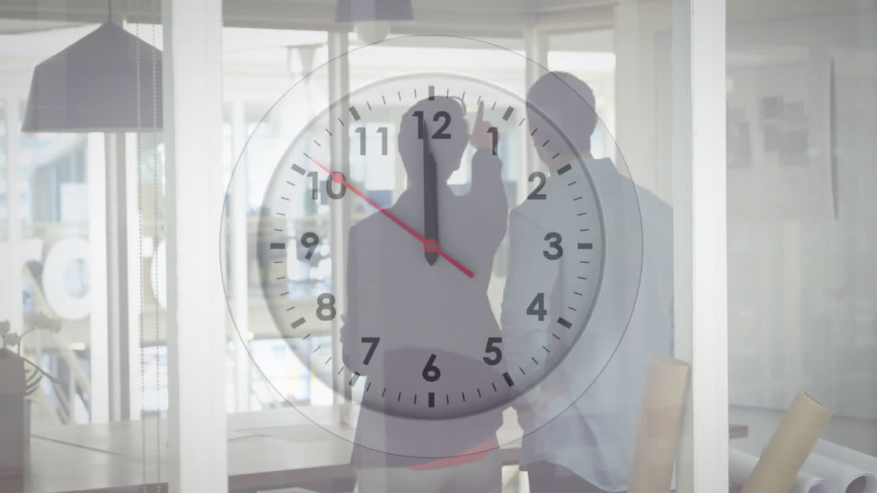 animación de reloj sobre la gente discutiendo en la oficina moderna