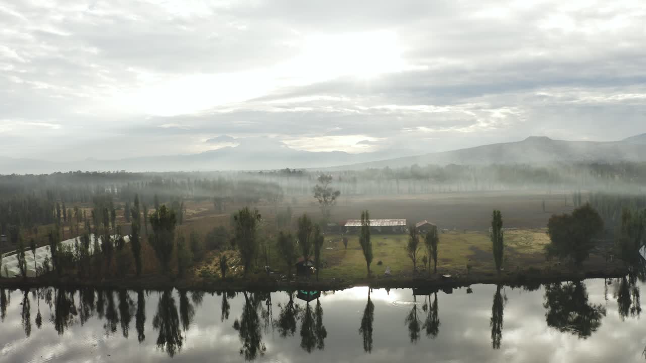 paisaje místico de tierras agrícolas brumosas en xochimilco, méxico - antena