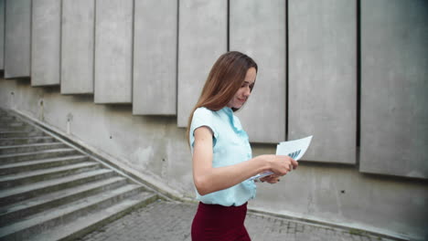 Mujer-De-Negocios-Caminando-Abajo-En-La-Ciudad.-Mujer-Trabajando-Con-Documentos-Comerciales