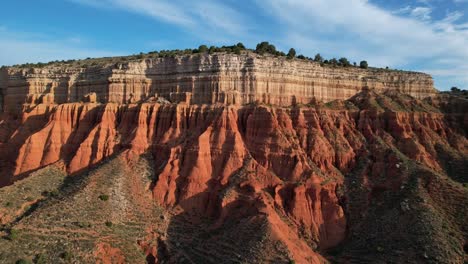 Vuelo-De-Drones-Hacia-Adelante-En-Un-Cañón-Rojo-Desset-En-Teruel,-España,-Al-Amanecer