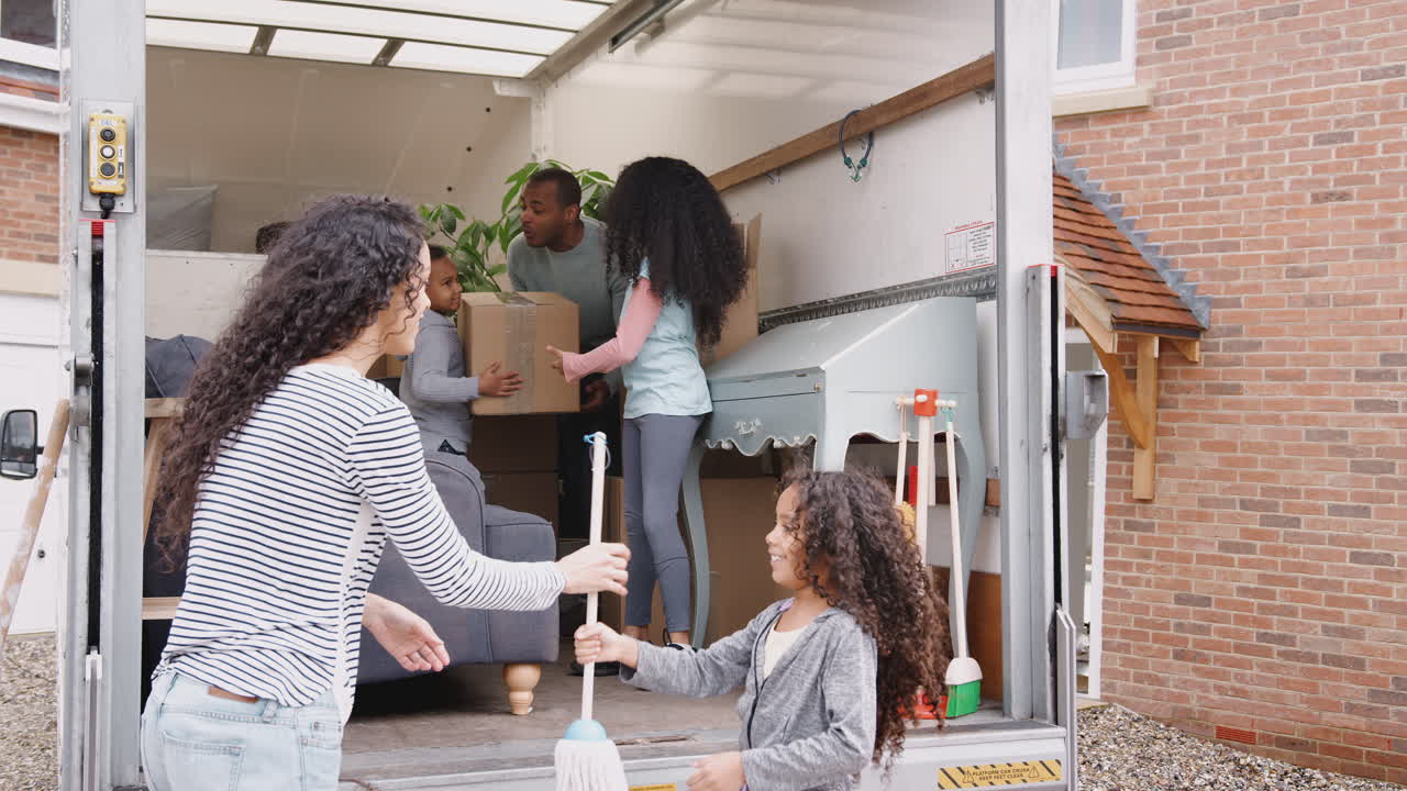 가족 이 옮기는 트럭 에서 가구 를 새 집 으로 내리는 일