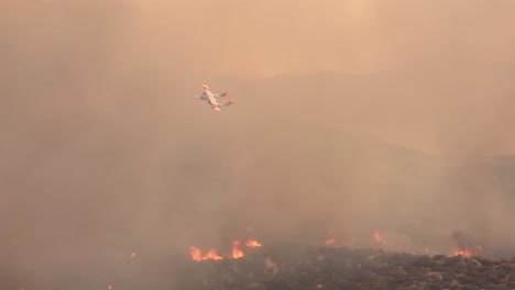 Feuerwehrflugzeug-Fliegt-über-Waldbrände-Und-Rauch-In-Kalifornien,-Folgt-Der-Ansicht