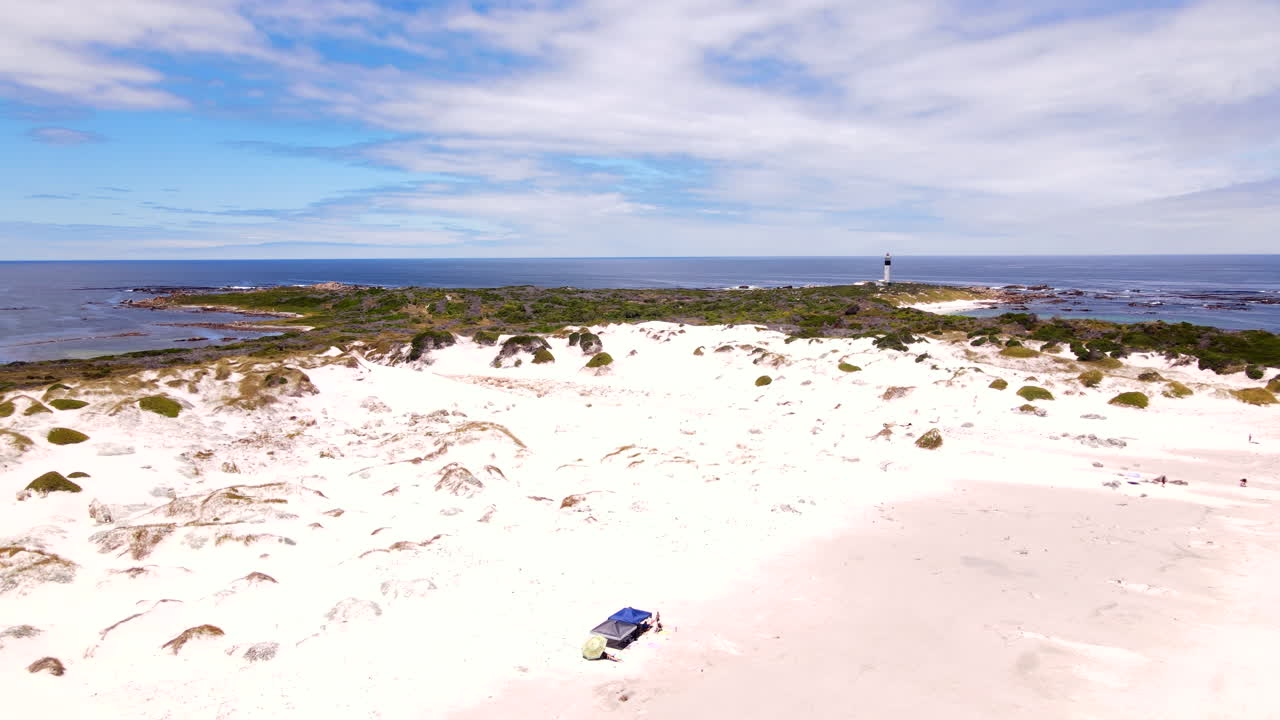 Hvid sandstrand, Moonlight Beach, med Hangklip Fyr på næsset, luftfoto