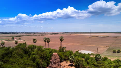 templo angkoriano em terra plana pelo lago tonle sap, camboja