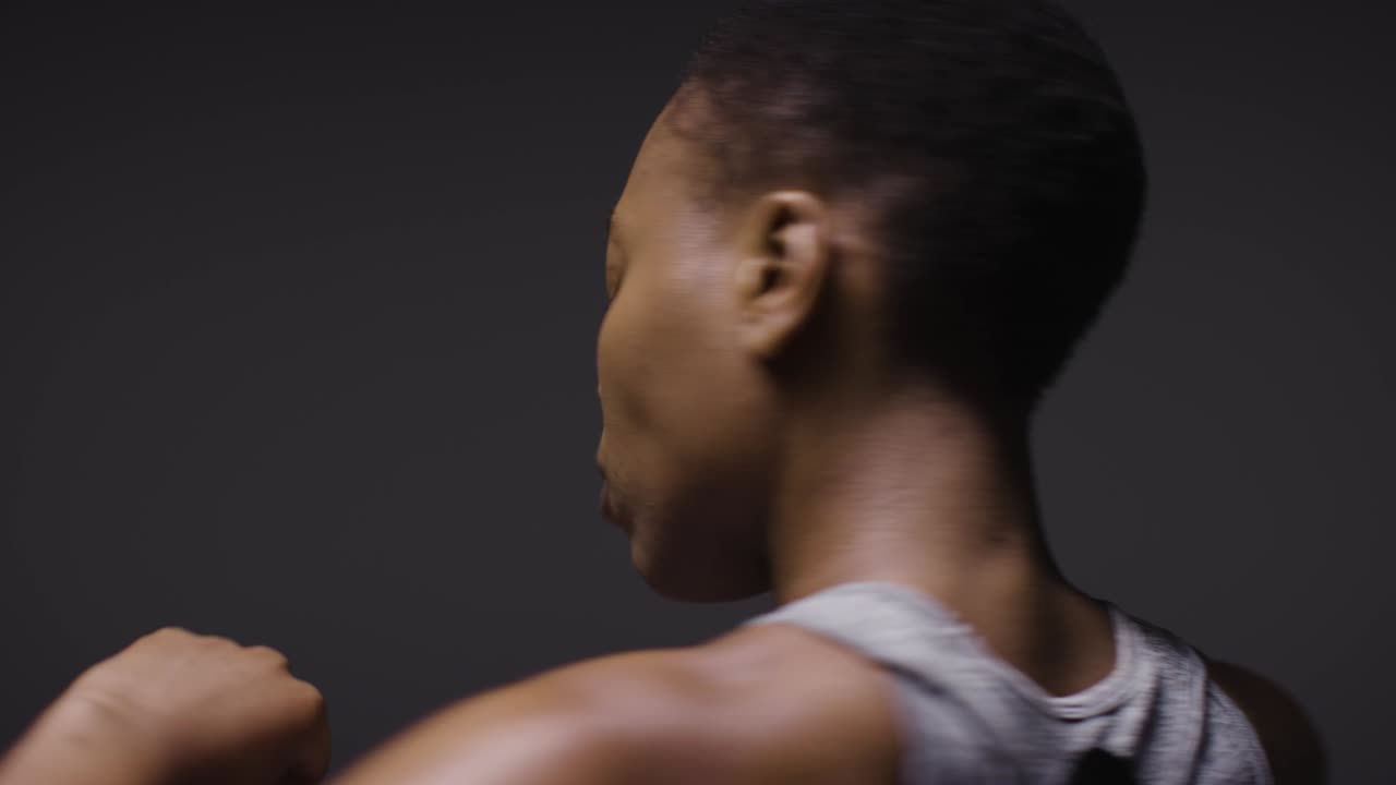 vista trasera de una mujer vestida con ropa de gimnasia haciendo ejercicios de calentamiento y estiramiento