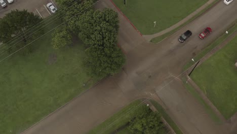 Aus-Der-Vogelperspektive-Passieren-Autos-Langsam-Einander-Auf-Einer-überfluteten-Straßenkreuzung-In-Der-Nachbarschaft