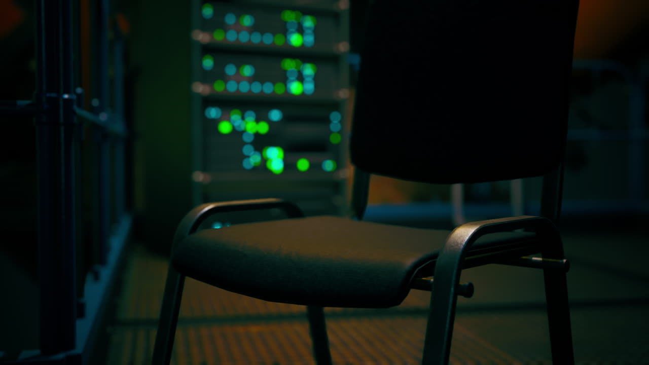 silla vacía en una sala de servidores oscura