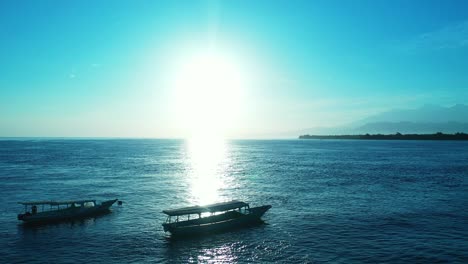 botes de cola larga en la playa tropical, islas phi phi, tailandia