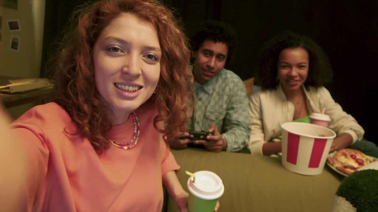 cuatro amigos divirtiéndose en casa