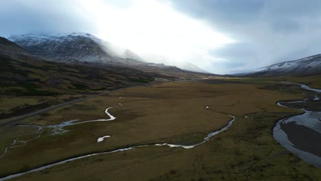 Tranquilos-Ríos-Rurales-En-El-Hermoso-Paisaje-De-Islandia---Relajante-Vuelo-Aéreo-De-Drones