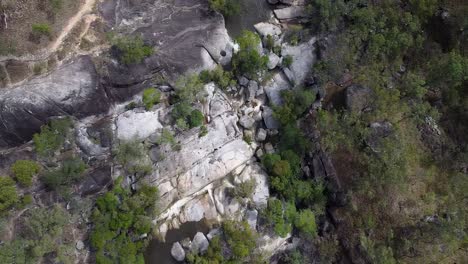 Antena-Sobre-Las-Cataratas-De-Emerald-Creek-Rodeadas-De-Bosque-Seco-De-Esclerofila