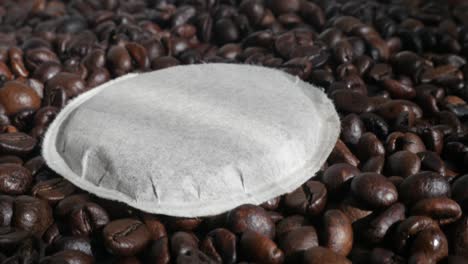 café y frijoles tostados en una pila de video 4k