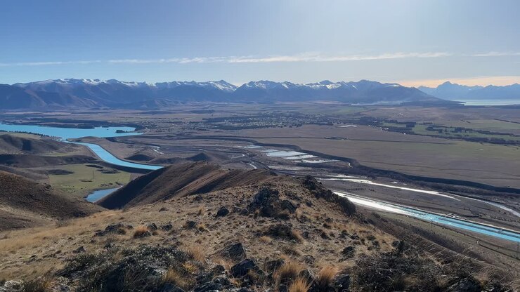 Lago Ruataniwha che si svuota in un canale idroelettrico.